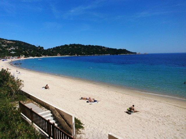 Appartement Paisible Avec Vue Panoramique Mer Et Acces Direct Plage บอร์มส์-เลส์-มิโมซาส์ ภายนอก รูปภาพ